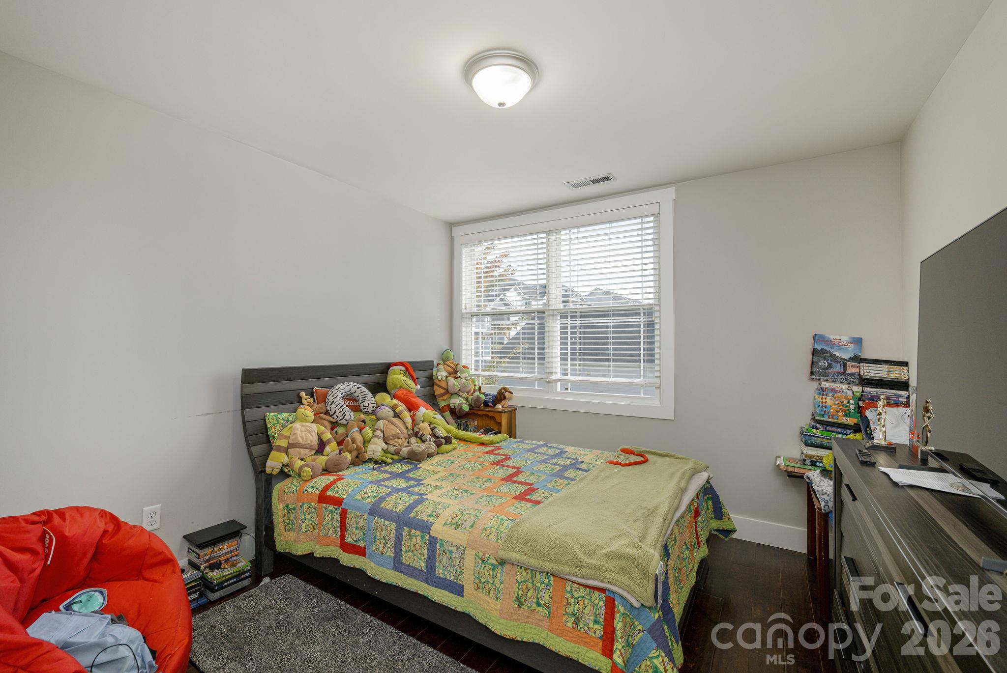 Single Family Residence at 160 Leyland Circle, Hendersonville, photo 5 of 19