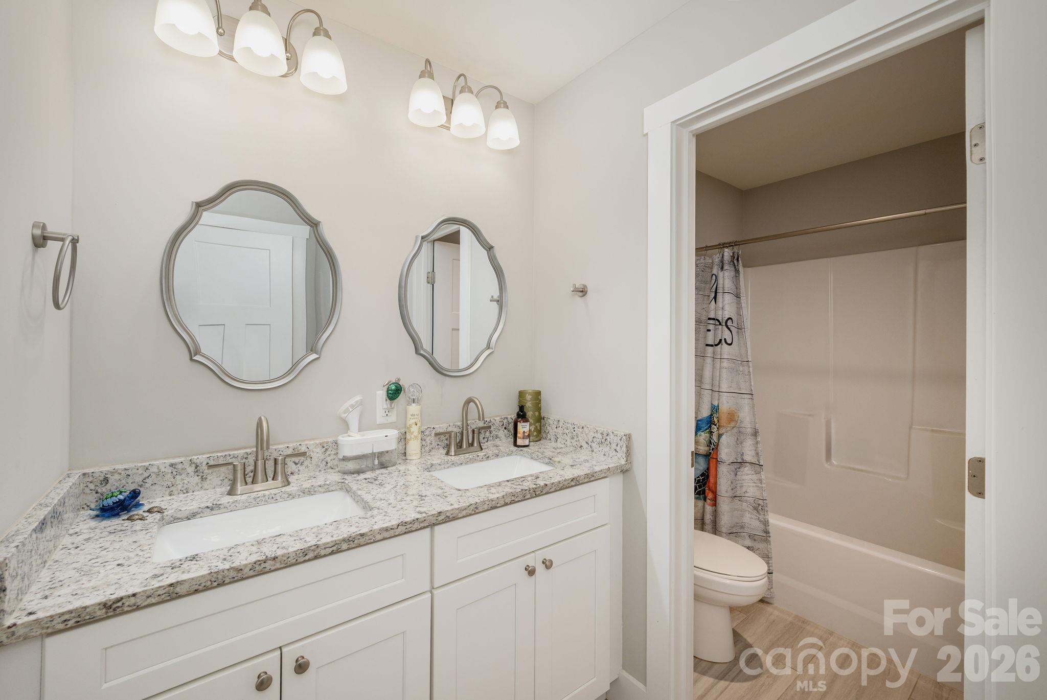 Single Family Residence at 160 Leyland Circle, Hendersonville, photo 7 of 19