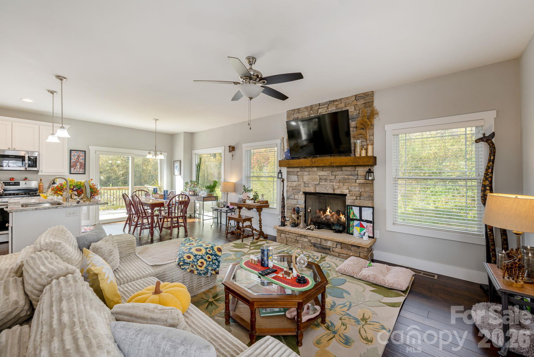Single Family Residence at 160 Leyland Circle, Hendersonville, photo 10 of 19