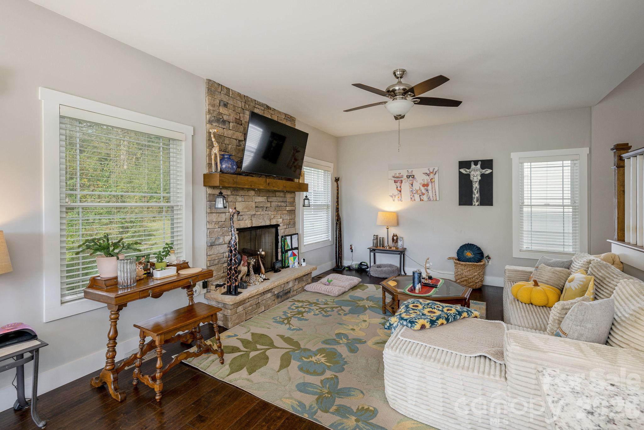 Single Family Residence at 160 Leyland Circle, Hendersonville, photo 11 of 19