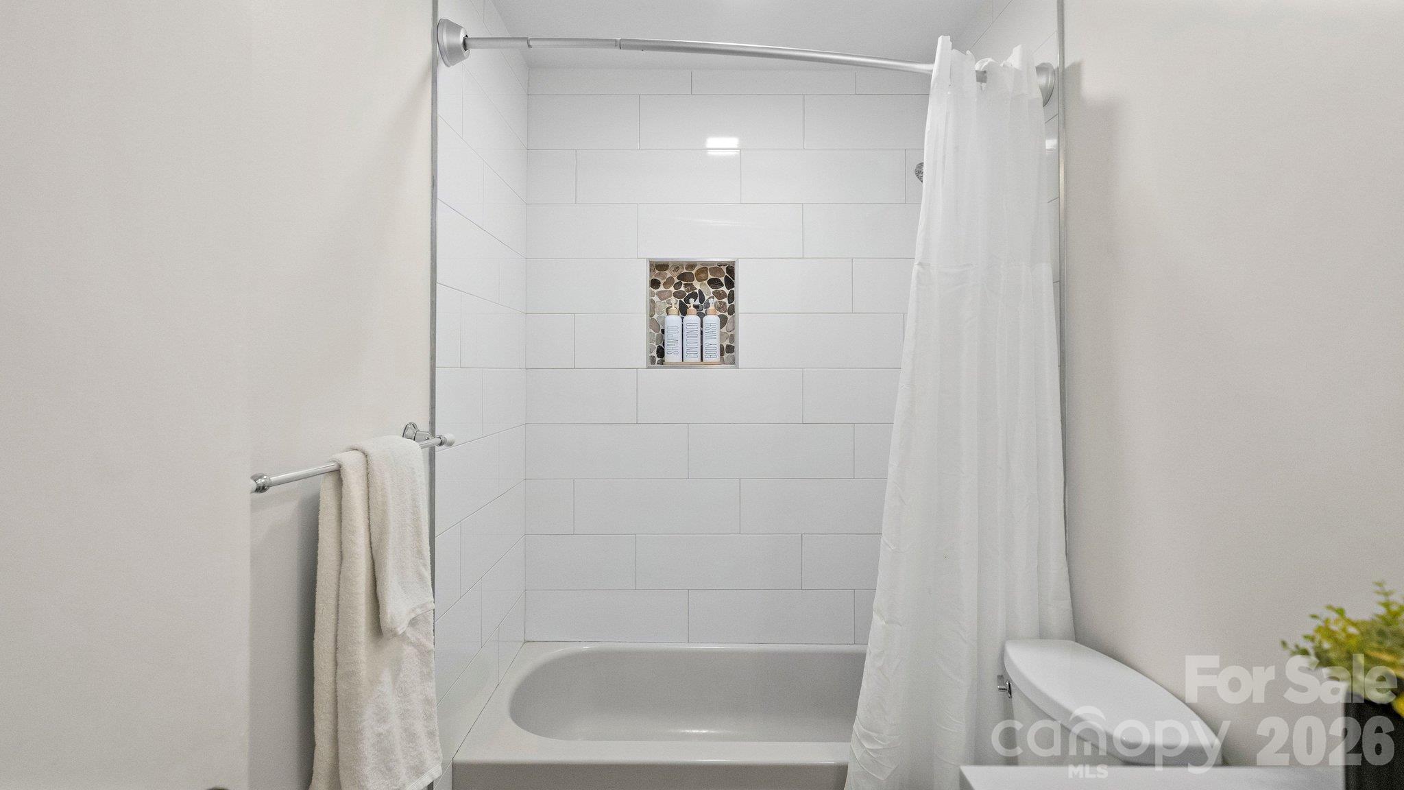 Primary bathroom with full bathtub - 105 Brockway Drive, Mooresville