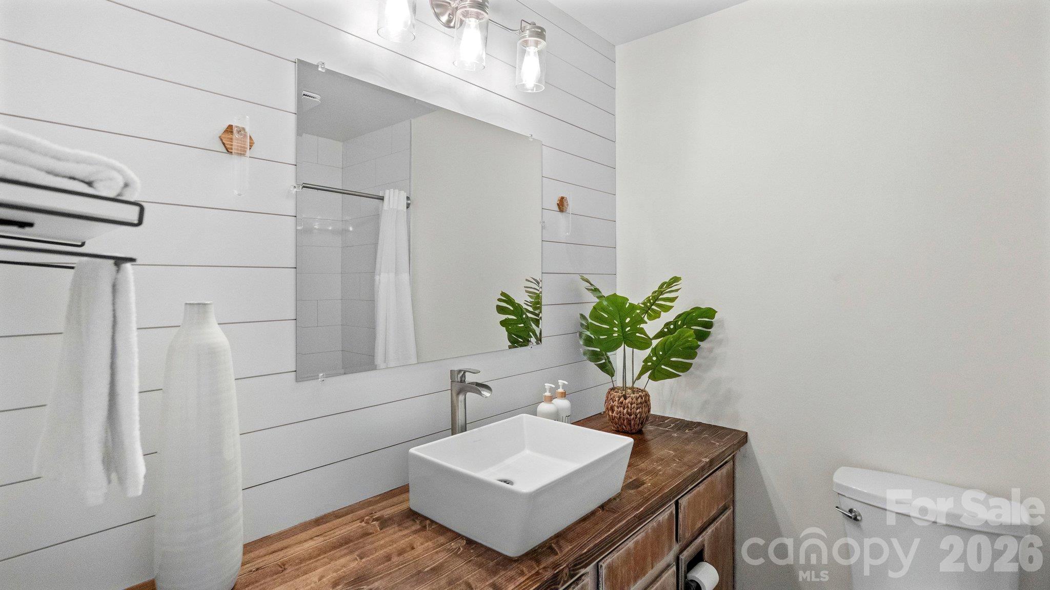 Updated full bathroom - 105 Brockway Drive, Mooresville