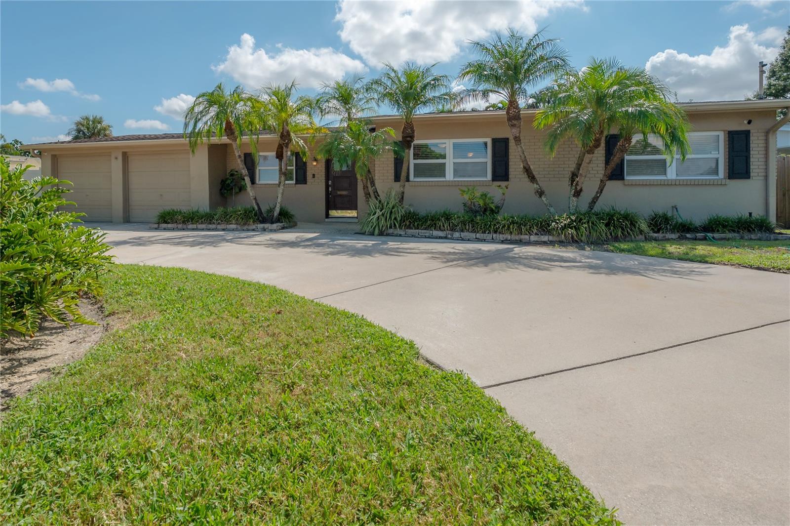 Single Family Residence at 3935 W EDEN ROC CIR, TAMPA, photo 2 of 76
