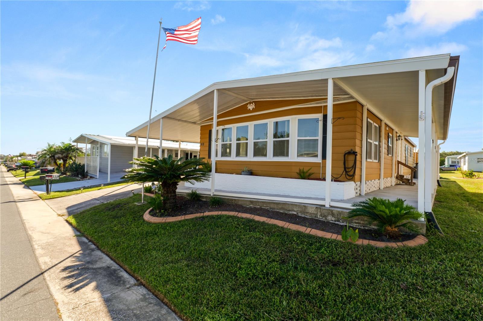 Manufactured Home at 918 PINE RIDGE DR, LAKELAND, photo 2 of 44