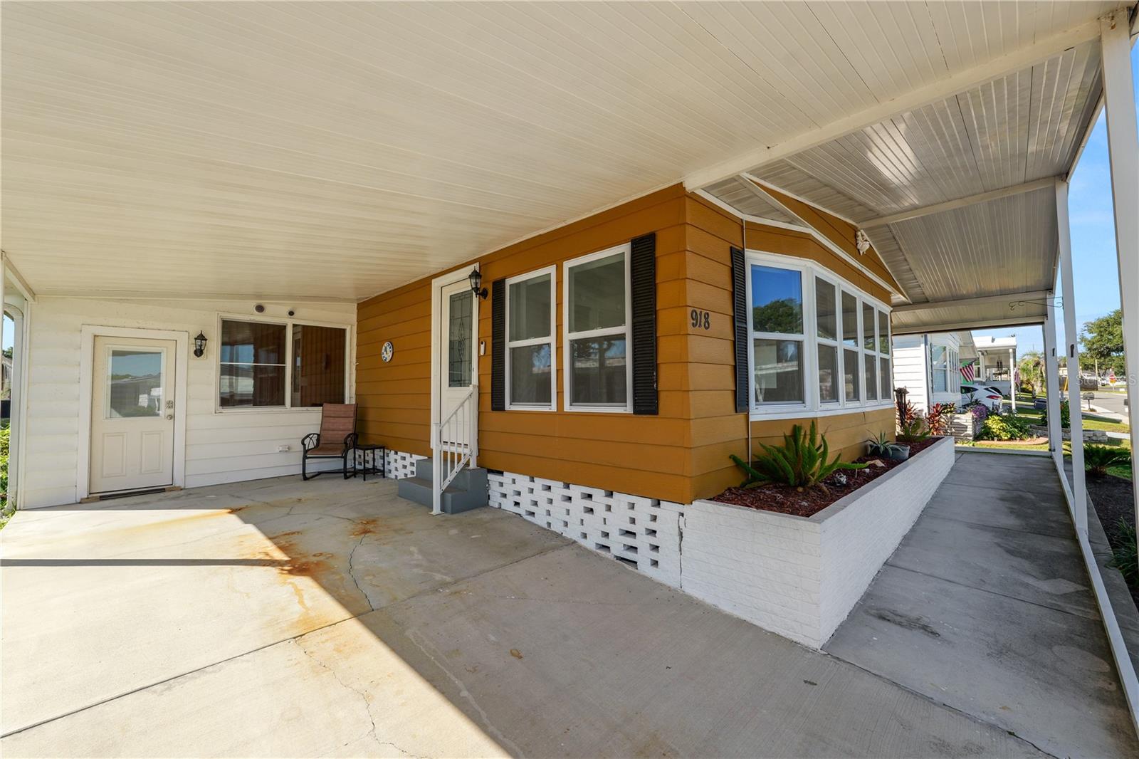 Manufactured Home at 918 PINE RIDGE DR, LAKELAND, photo 5 of 44