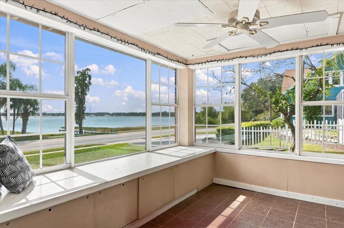 Wrap-around windows in sunroom - 1501 N LAKE HOWARD DR, WINTER HAVEN