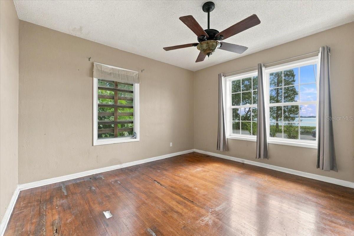 Primary Bedroom has lakefront views - 1501 N LAKE HOWARD DR, WINTER HAVEN