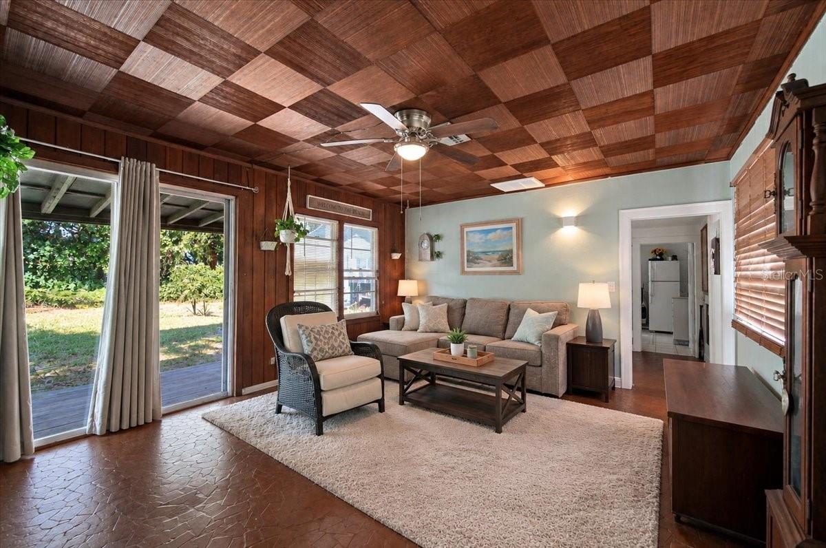 Livingroom in guesthouse - 1501 N LAKE HOWARD DR, WINTER HAVEN
