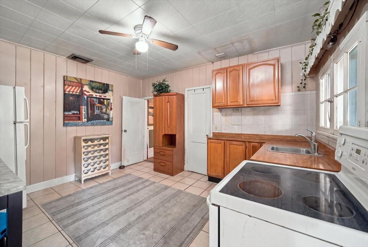 Guesthouse Kitchen - 1501 N LAKE HOWARD DR, WINTER HAVEN