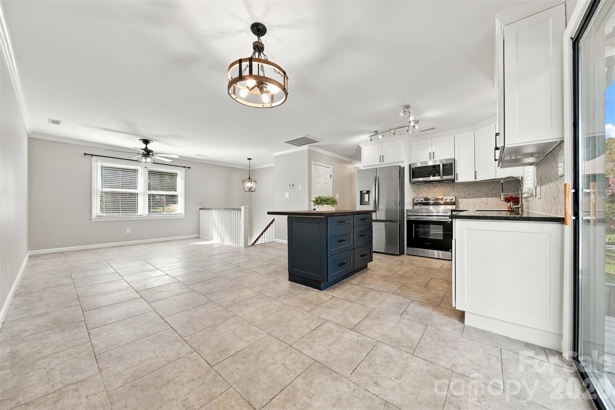 Single Family Residence at 93 Mountain Oak Lane, Hickory, photo 9 of 40