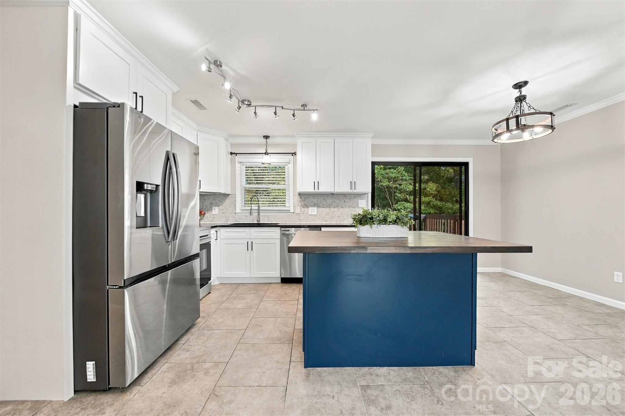 Single Family Residence at 93 Mountain Oak Lane, Hickory, photo 12 of 40