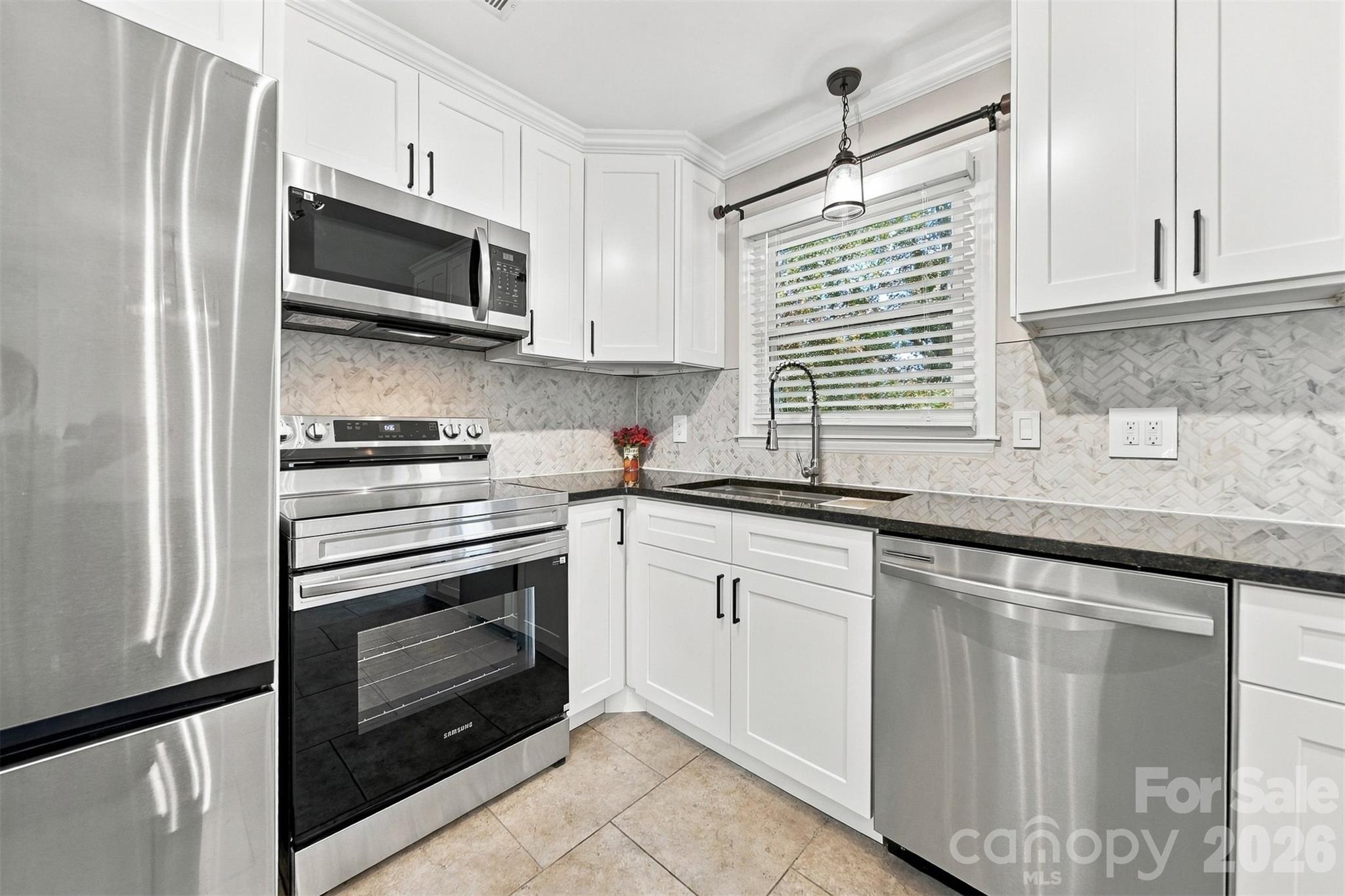 Single Family Residence at 93 Mountain Oak Lane, Hickory, photo 13 of 40