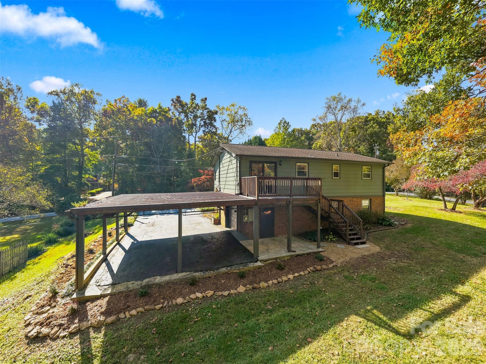 Expansive yard! - 93 Mountain Oak Lane, Hickory