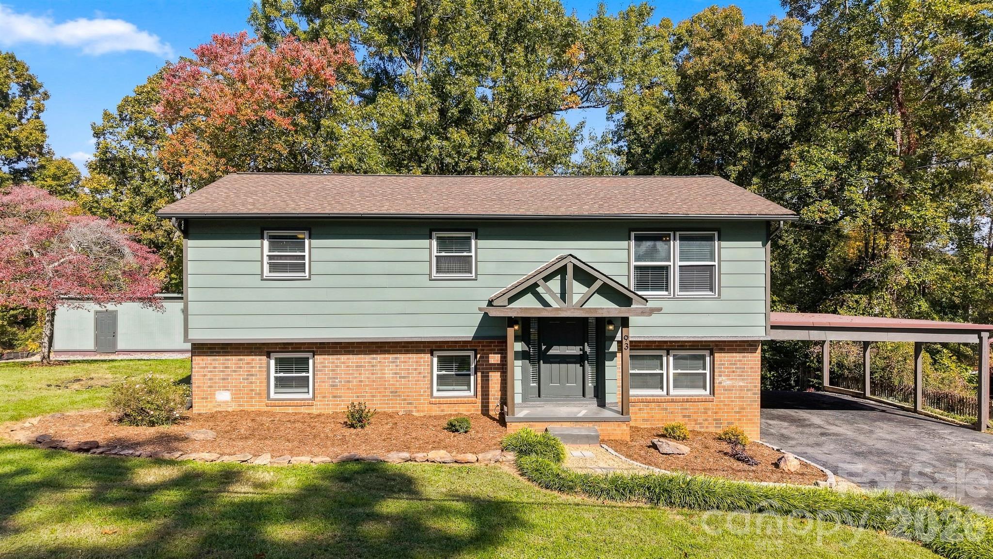 Beautiful curb appeal! - 93 Mountain Oak Lane, Hickory