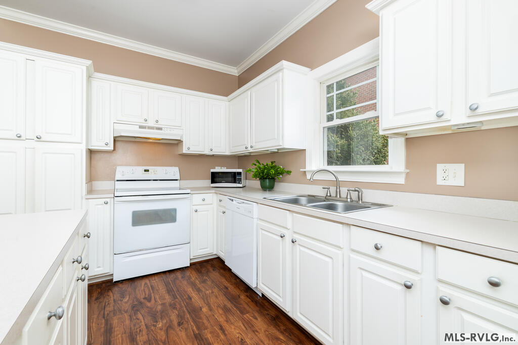 All kitchen appliances convey - 128 Savannah Circle, Roanoke Rapids NC 27870