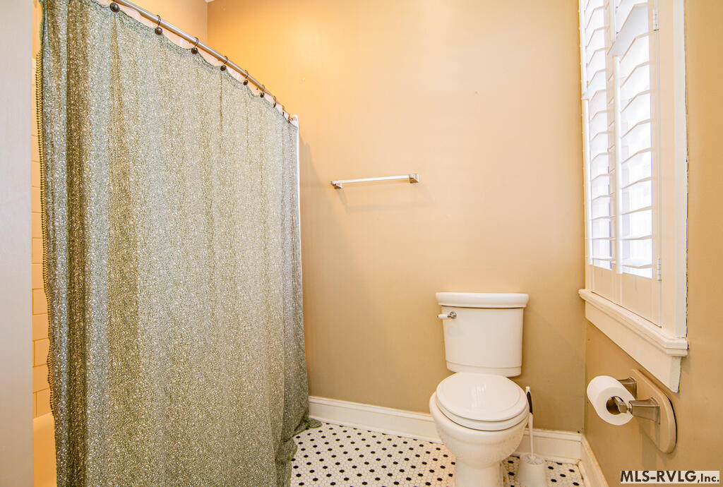 Downstairs Bathroom - 425 Roanoke Ave, Roanoke Rapids NC 27870