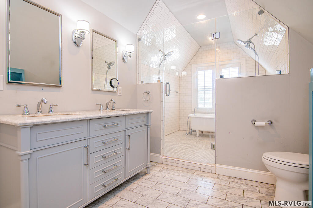 Upstairs Luxury Bathroom - 425 Roanoke Ave, Roanoke Rapids NC 27870