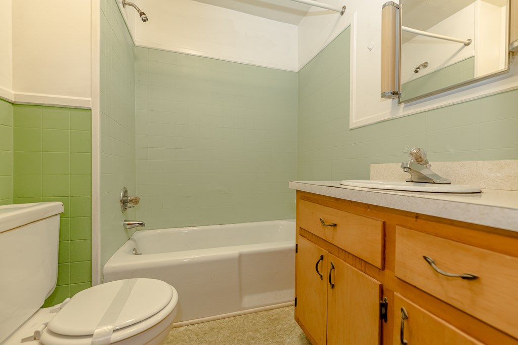Full Bath - 2637 Hwy 48, Roanoke Rapids NC 27870