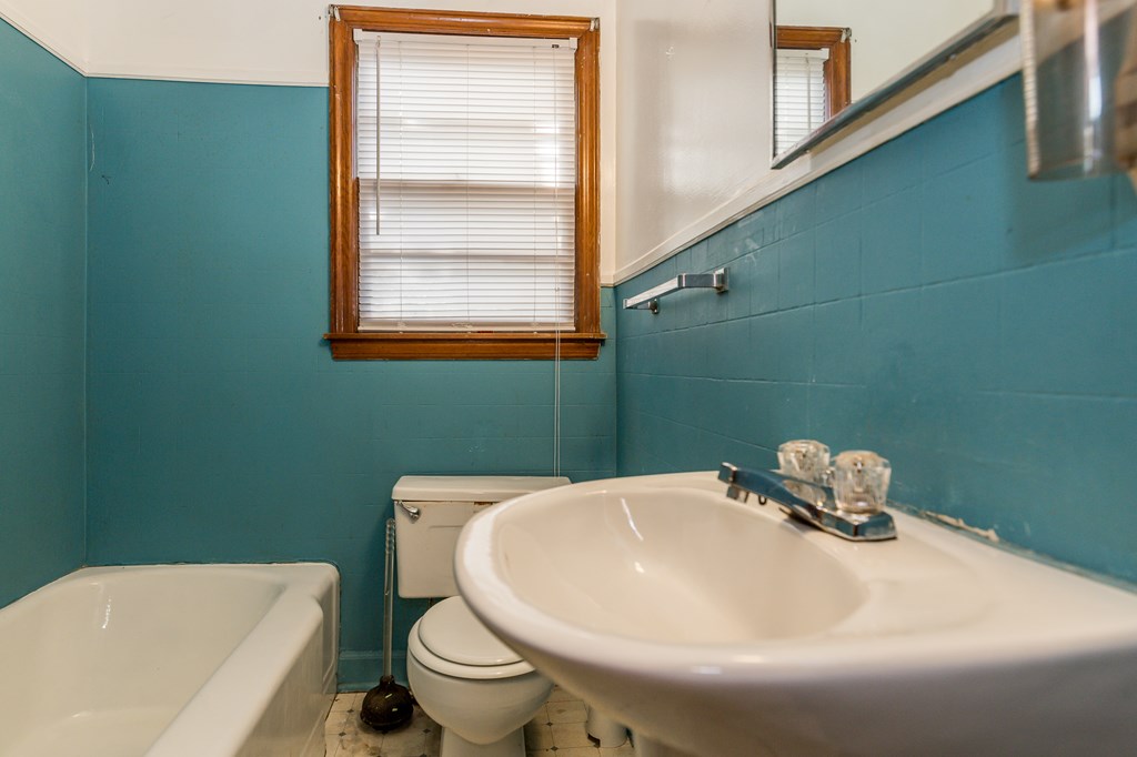 Full Bath - 2637 Hwy 48, Roanoke Rapids NC 27870