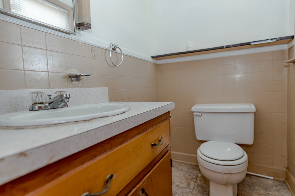 Half Bath - 2637 Hwy 48, Roanoke Rapids NC 27870