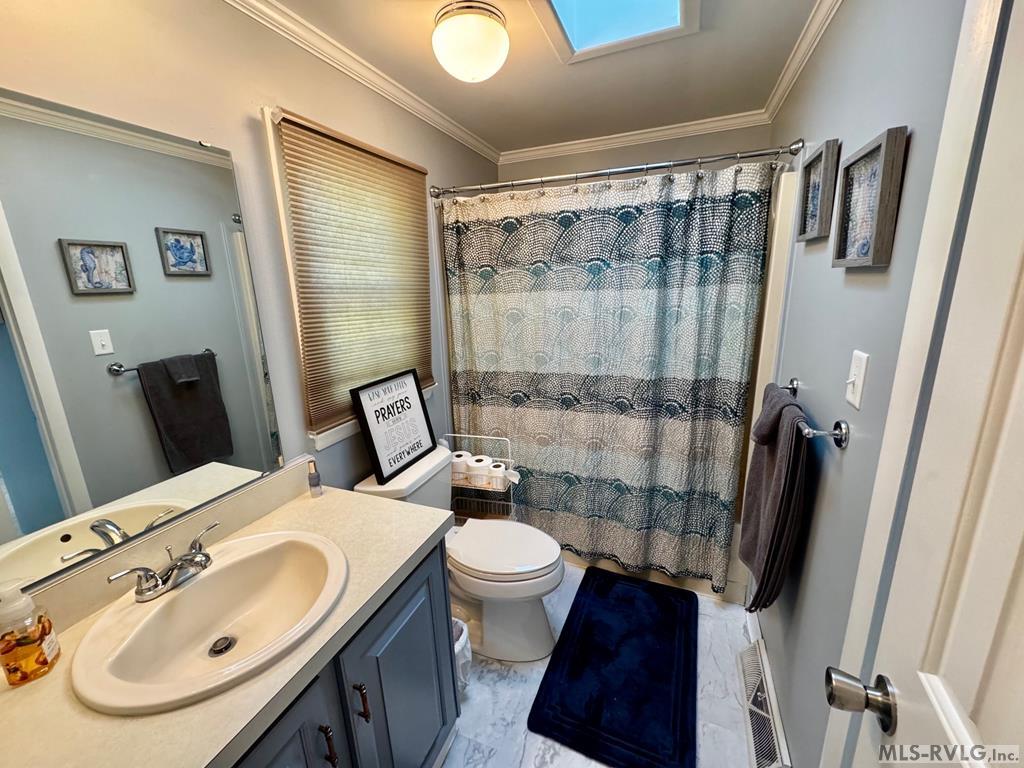 The Main Level Bath - 216 Lakeside Dr., Buffalo Junction VA 24529