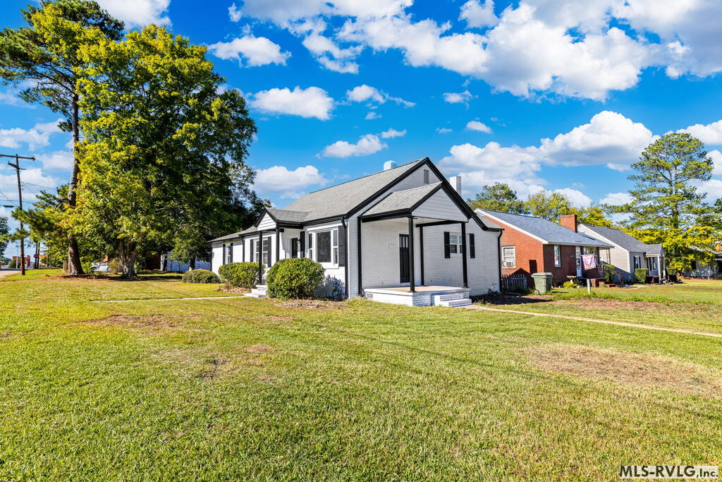 Residential/Vacation at 1037 Charlotte St, Roanoke Rapids NC 27870, photo 11 of 32
