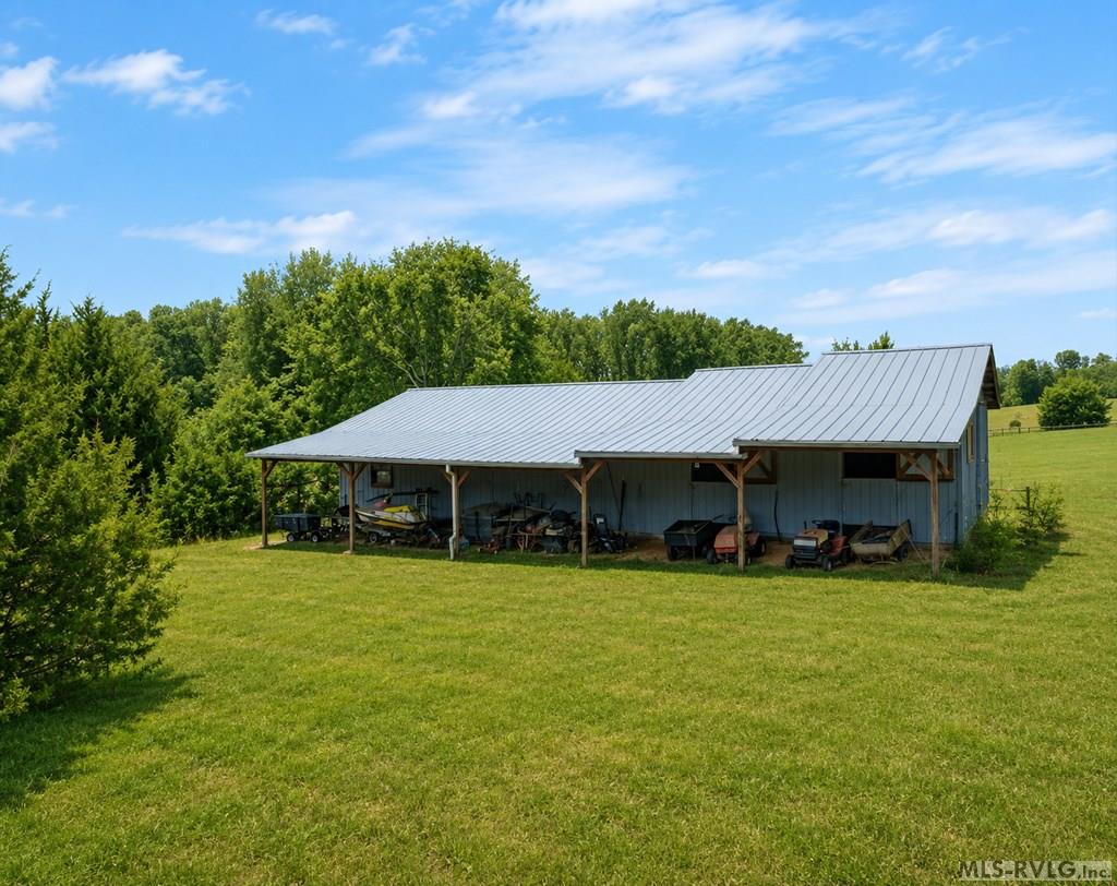 4 stall barn with tack room - 900 Buffalo Creek Road, Buffalo Junction VA 24529